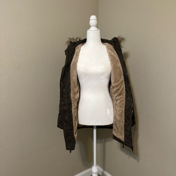 Snobbish Green Hooded Faux Fur Parka Size: Medium - Picture 9 of 9